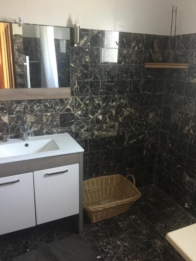 Chambre Pratique Avec Wc Et Vasque Attenant Du Rucher Naturaile Montagnac  Luaran gambar